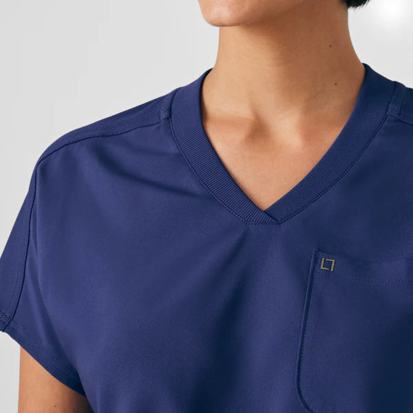 LT123 Forward 2-Pocket V-Neck Top