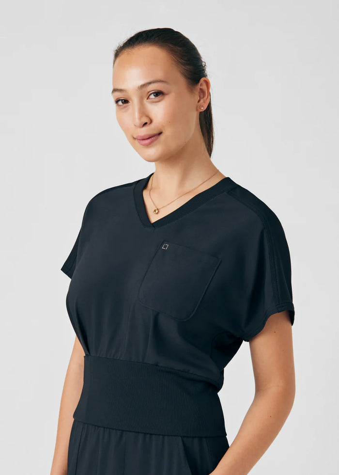 LT123 Forward 2-Pocket V-Neck Top