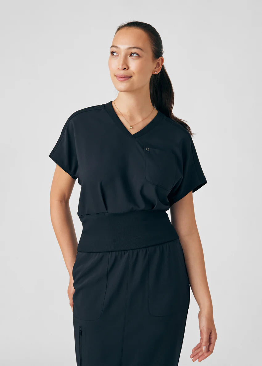 LT123 Forward 2-Pocket V-Neck Top