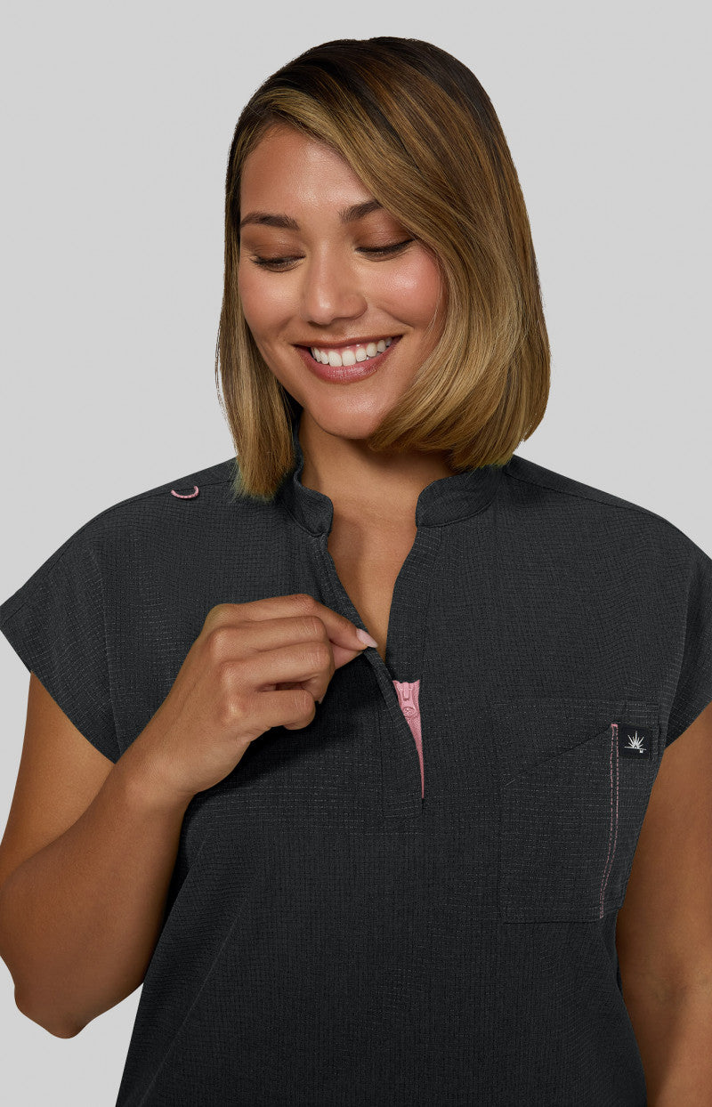1131 - Catrin 2-Pocket Scrub Top