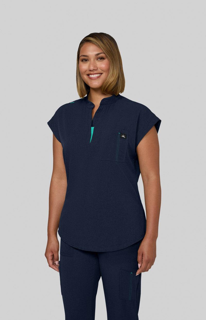 1131 - Catrin 2-Pocket Scrub Top
