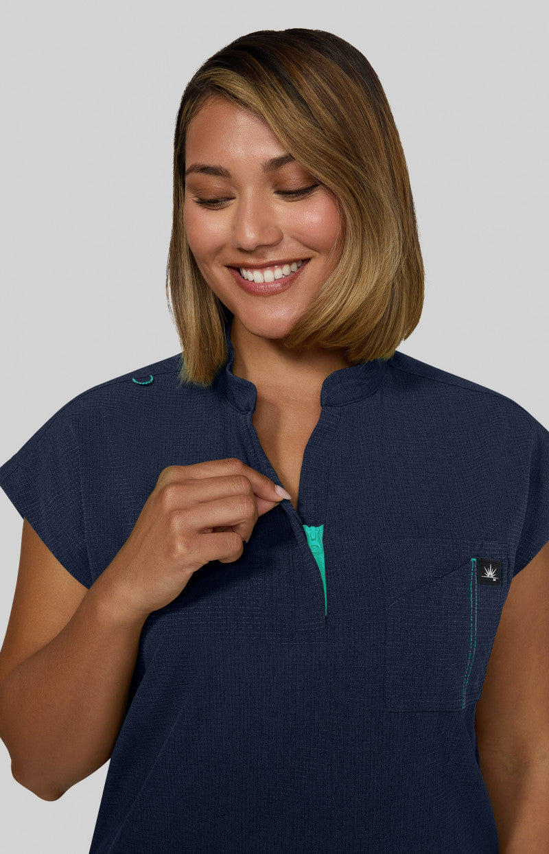 1131 - Catrin 2-Pocket Scrub Top